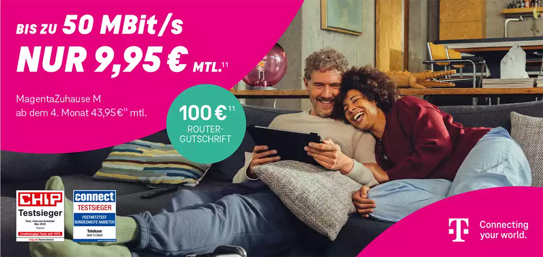 Paar entspannt auf Sofa mit Tablet, Telekom Internet Angebot, schnelles WLAN zu Hause.